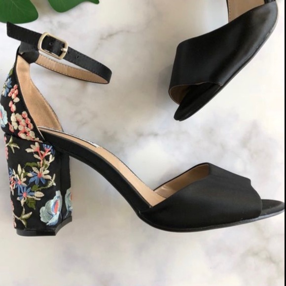 Steve Madden Delilah satin, embroidered heel - Picture 9 of 10